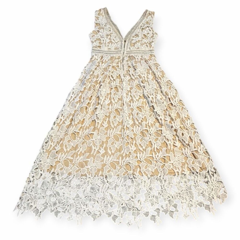NWT ROMEO & JULIET COUTURE Womenโs Ivory Double V-Neck Floral Lace Dress Medium - Picture 3 of 7